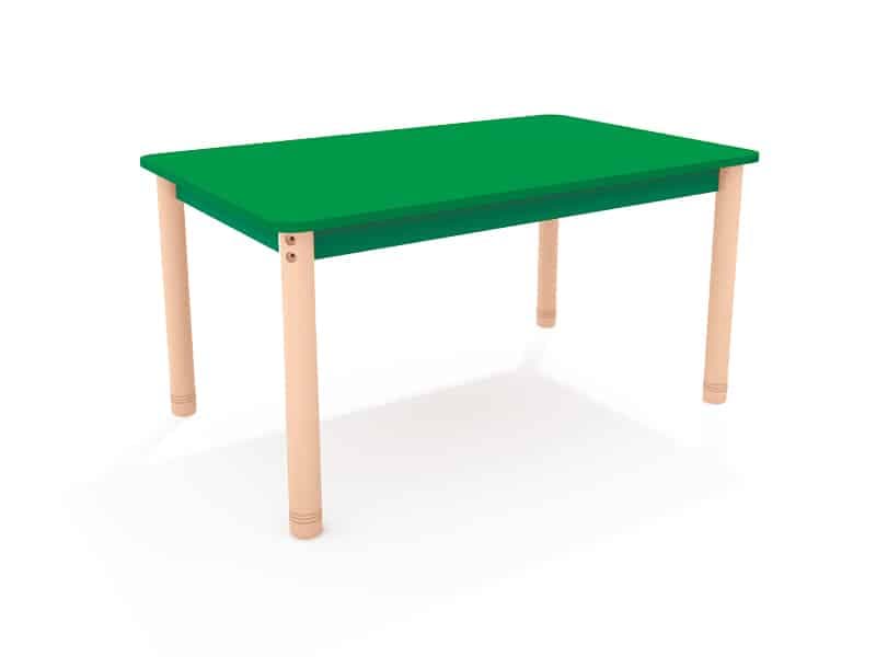Table de classe en bois dans une salle de classe